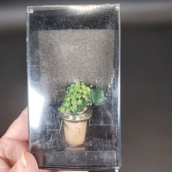 Green Grape Pewter Wine Bottle Stopper – Hand Painted Cork Bar Accessory - Picture 3 of 6